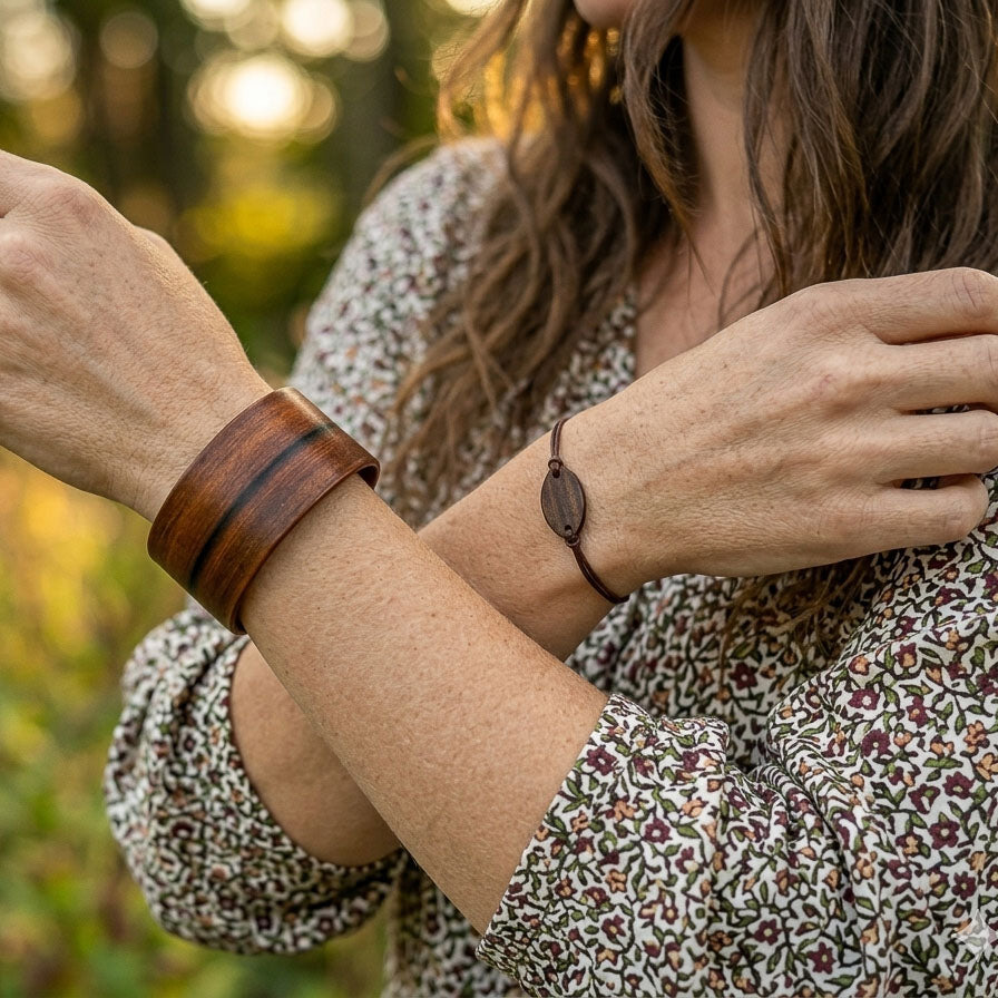 Model mit Holzarmreif indischer Apfel und Armband Finja Ebenholz