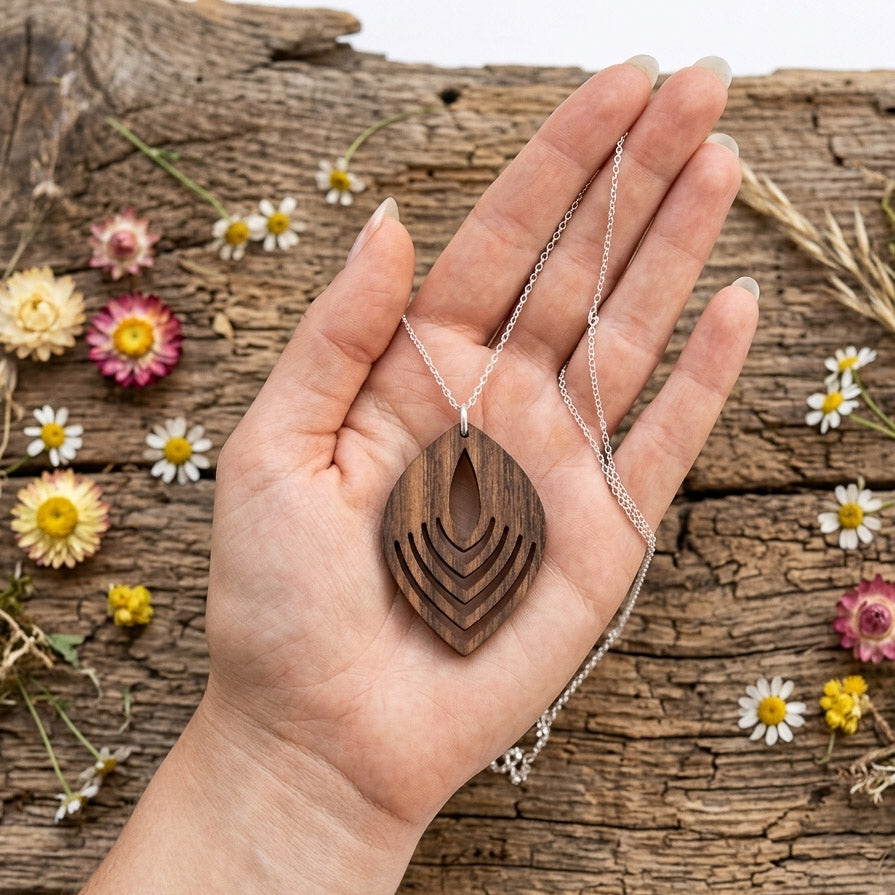 Holzkettenanhänger Indian Nussholz auf Hand