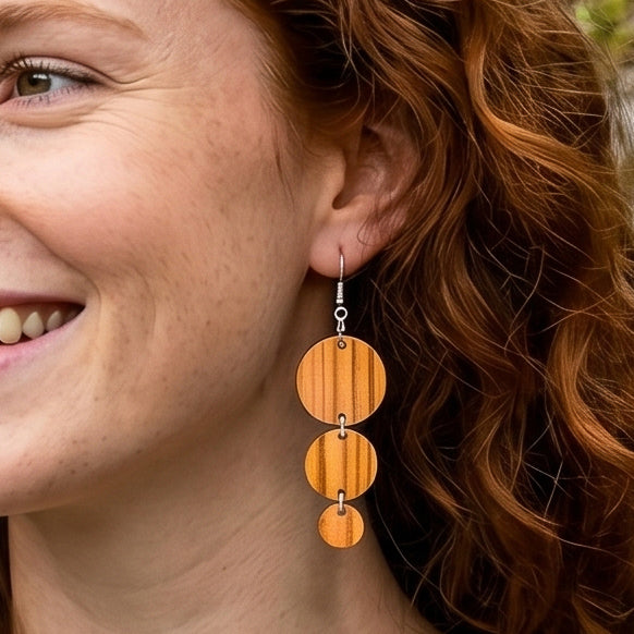 Model mit Holzohrringe Motiv Vision Olivenholz