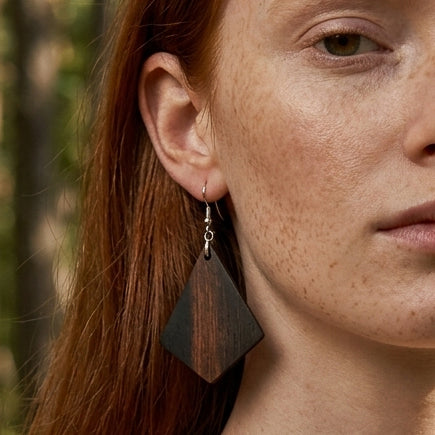 Model mit Holzohrringe Klassik Luisa groß Ebenholz