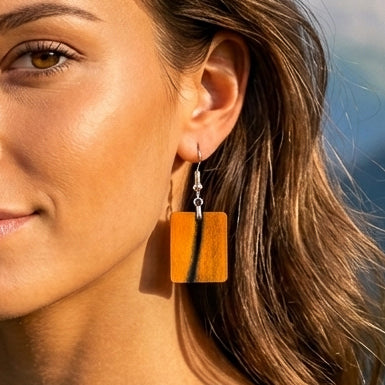 Model mit Holzohrringe Klassik Ella klein aus weißem Ebenholz