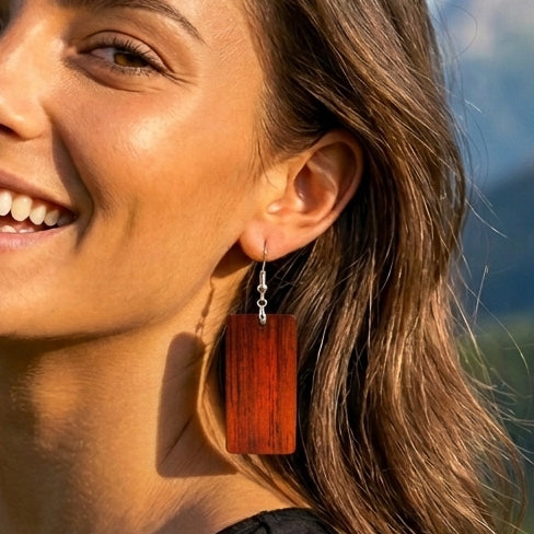 Model mit Holzohrringe Klassik Ella groß aus Padouk
