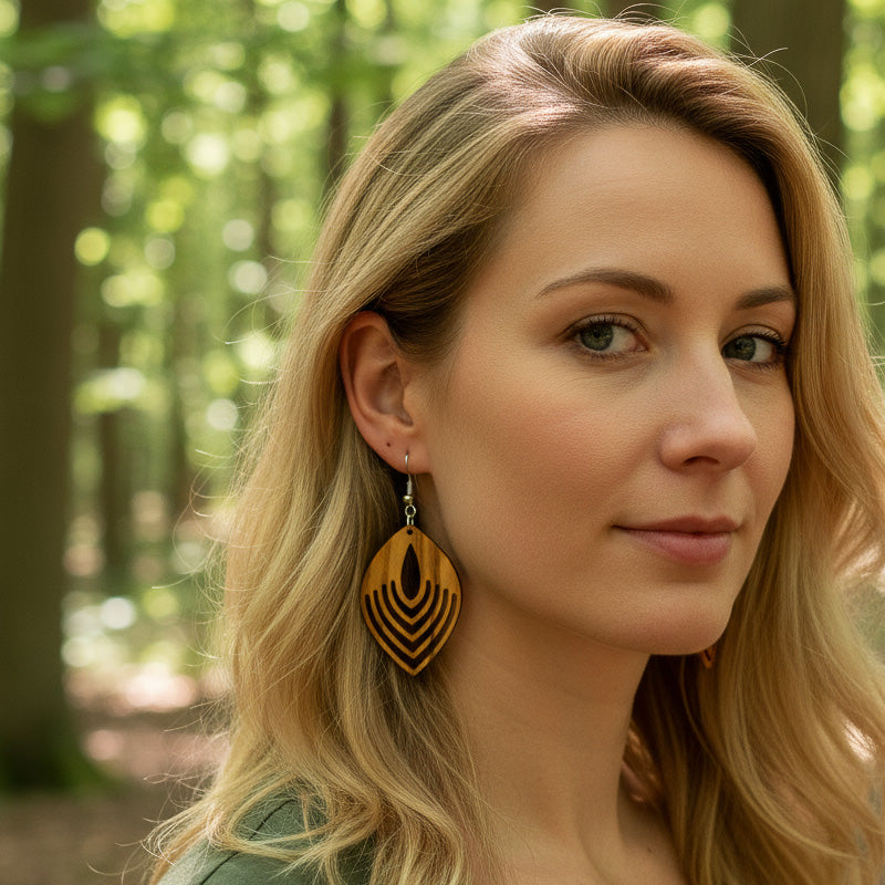 Model mit Holzohrringe Motiv Indian groß Olivenholz
