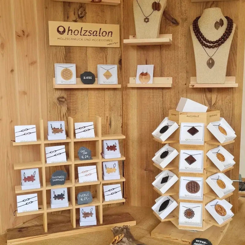 Marktstand in Reutte von holzsalon - Kettenanhänger und Armbänder aus Edelholz