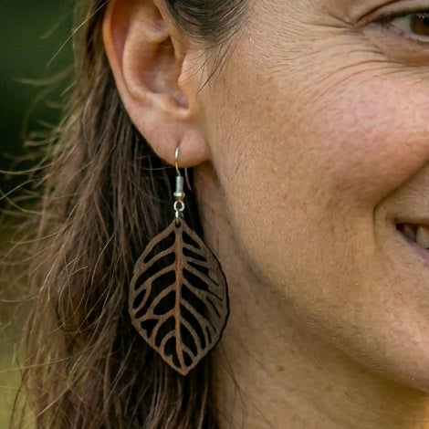 Model mit Holzohrringe Motiv Naturreich groß Ebenholz