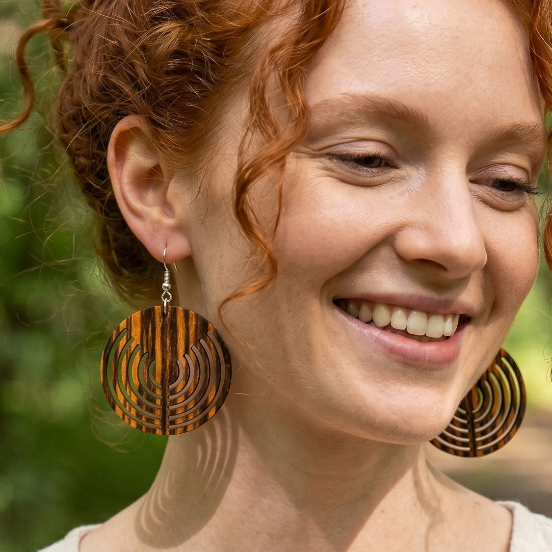 Model mit Holzohrringe Motiv Lebenslabyrinth groß Zebrano