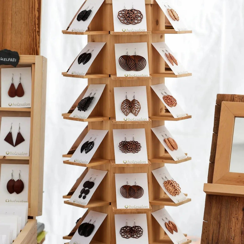 Marktstand von holzsalon, Ausschnitt Holzohrringe Motiv