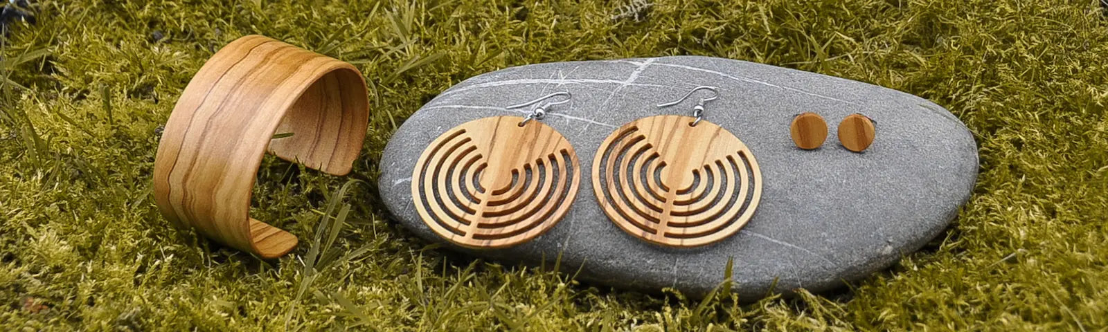 Holzschmuck-Set von holzsalon.at aus Olivenholz, Armreif, Ohrhänger, Ohrstecker