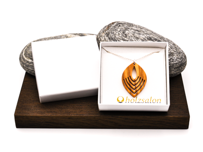 Kettenanhänger Indian von holzsalon.at aus Olivenholz im Geschenketui