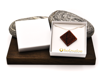 Holzkettenanhänger Illusion Padouk im Geschenketui
